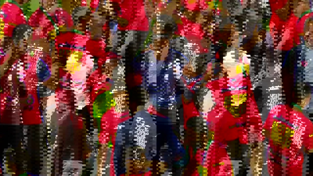 1882805