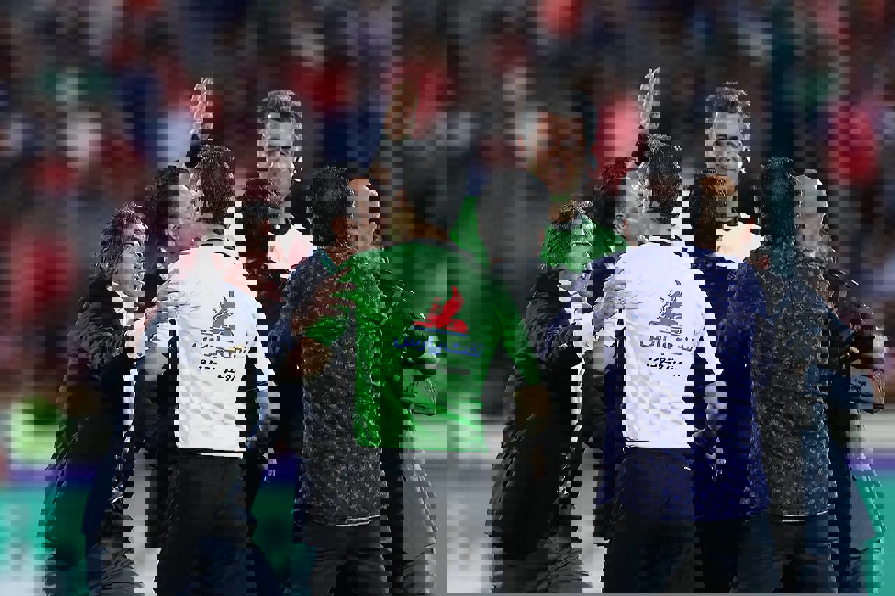 1883058