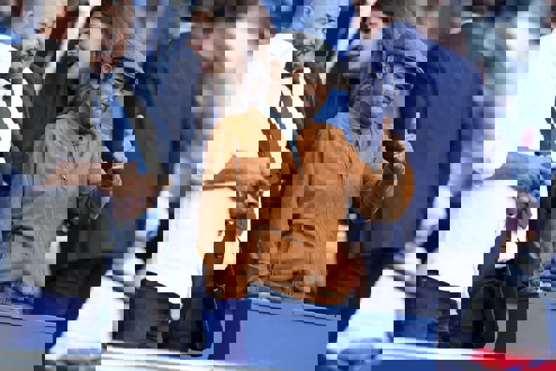 1883200
