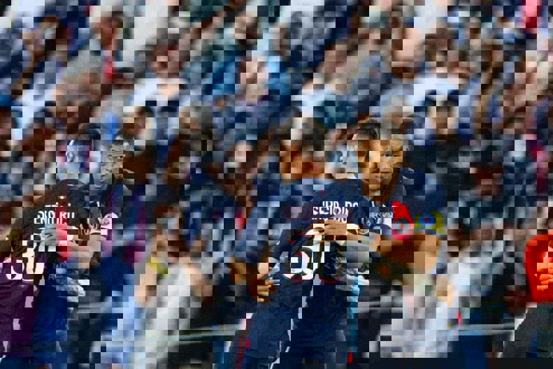 1883182
