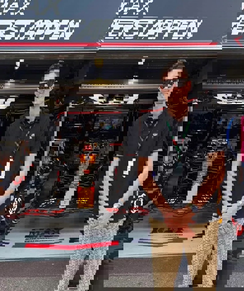 1883178