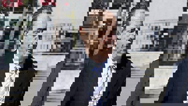 1883736