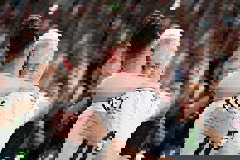 1884432