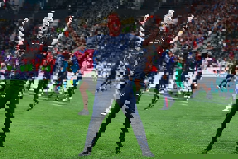 1884435