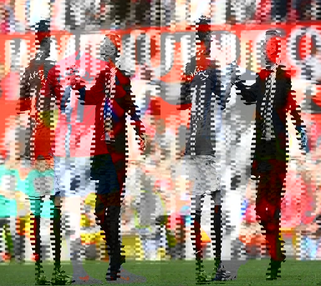 1884633