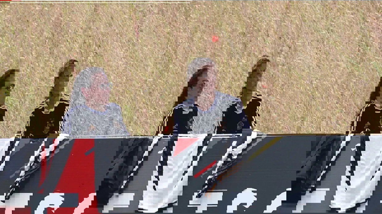 1884962