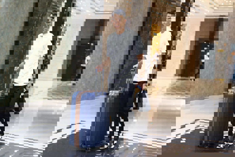 1885318