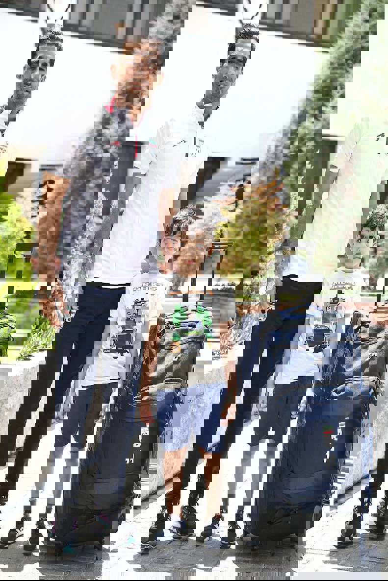 1885303