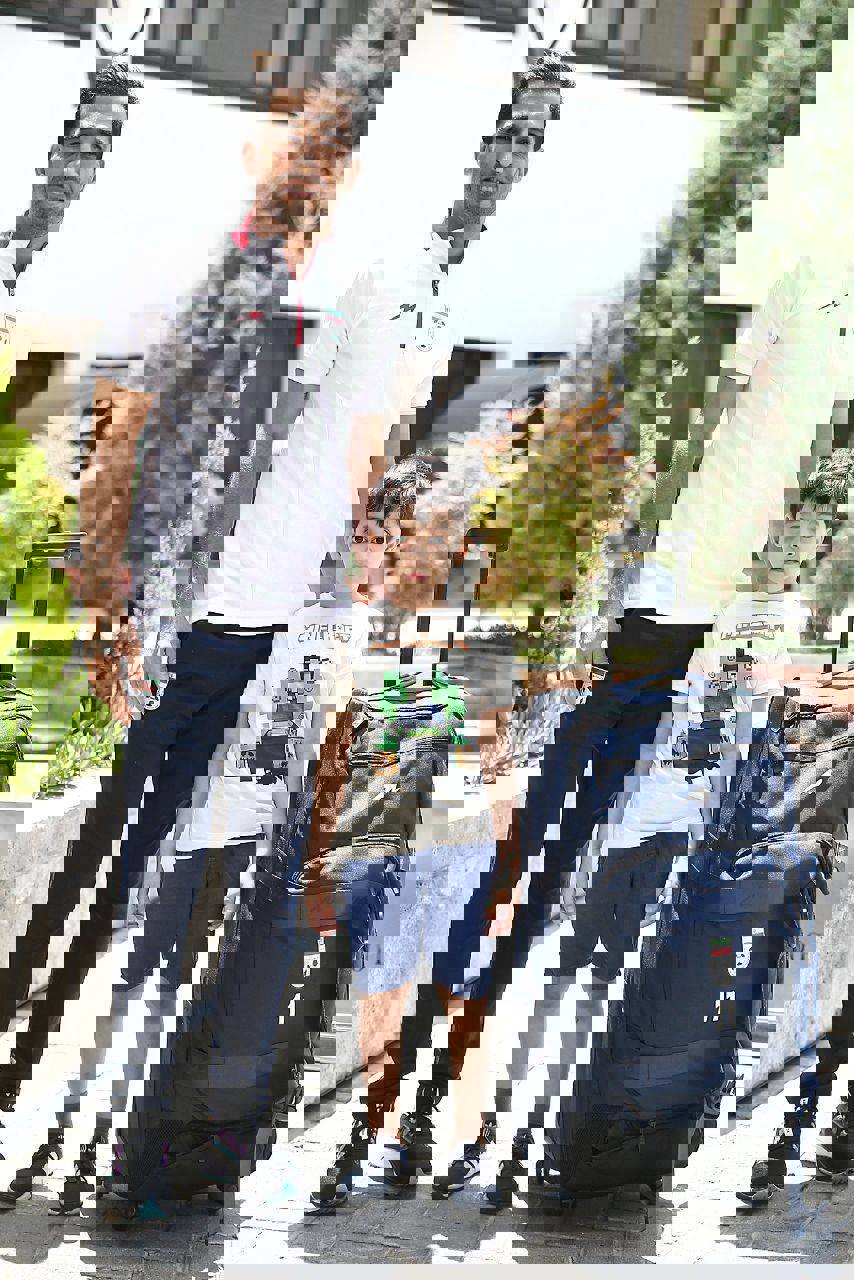 1885303