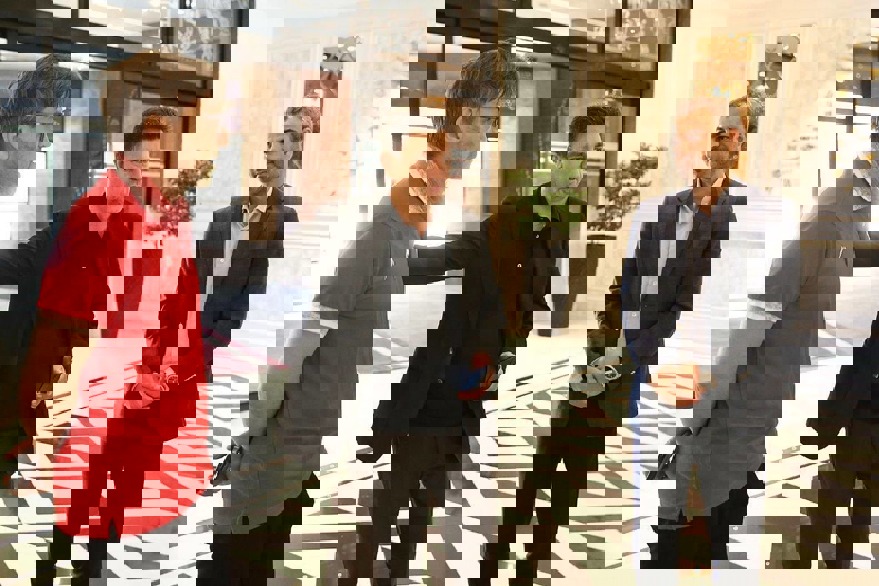 1885302