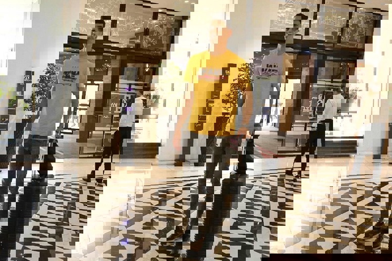 1885316