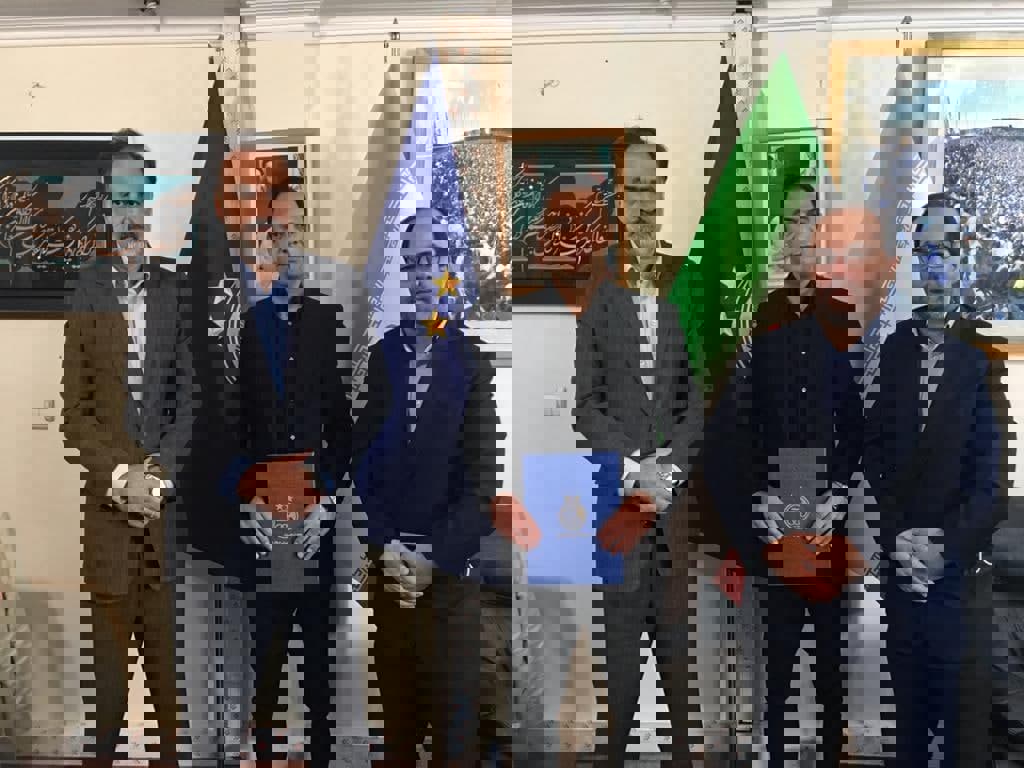 1885392