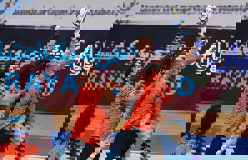 1885402