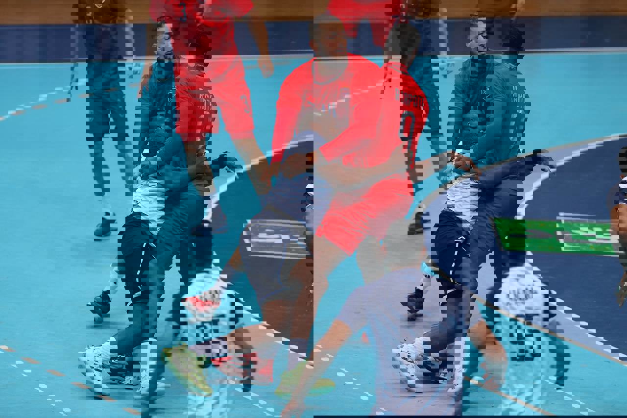 1885496