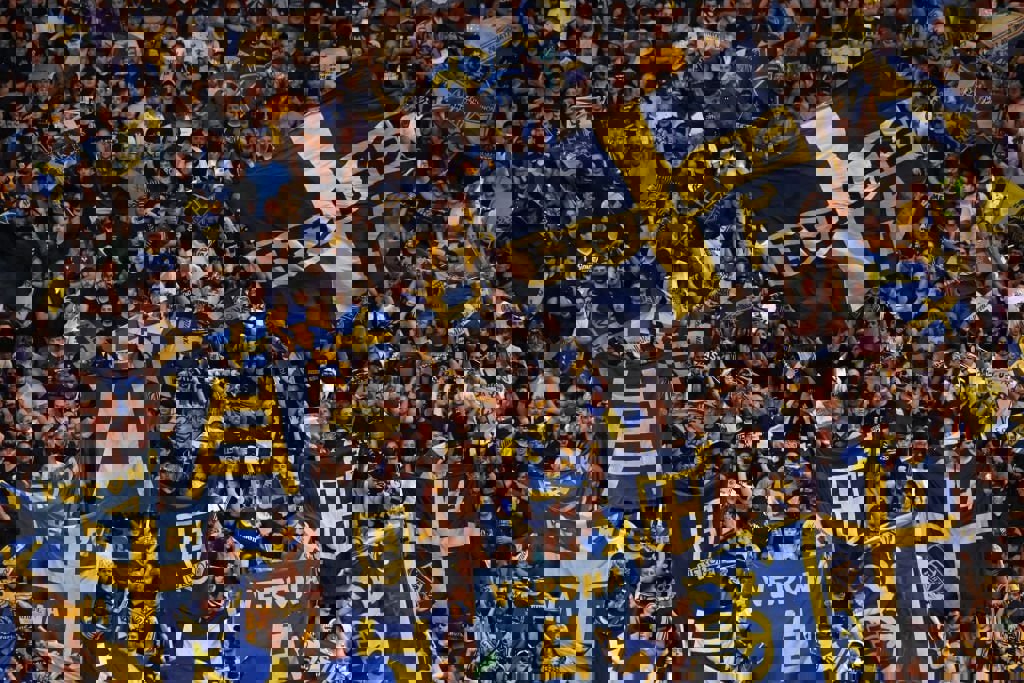 1886281