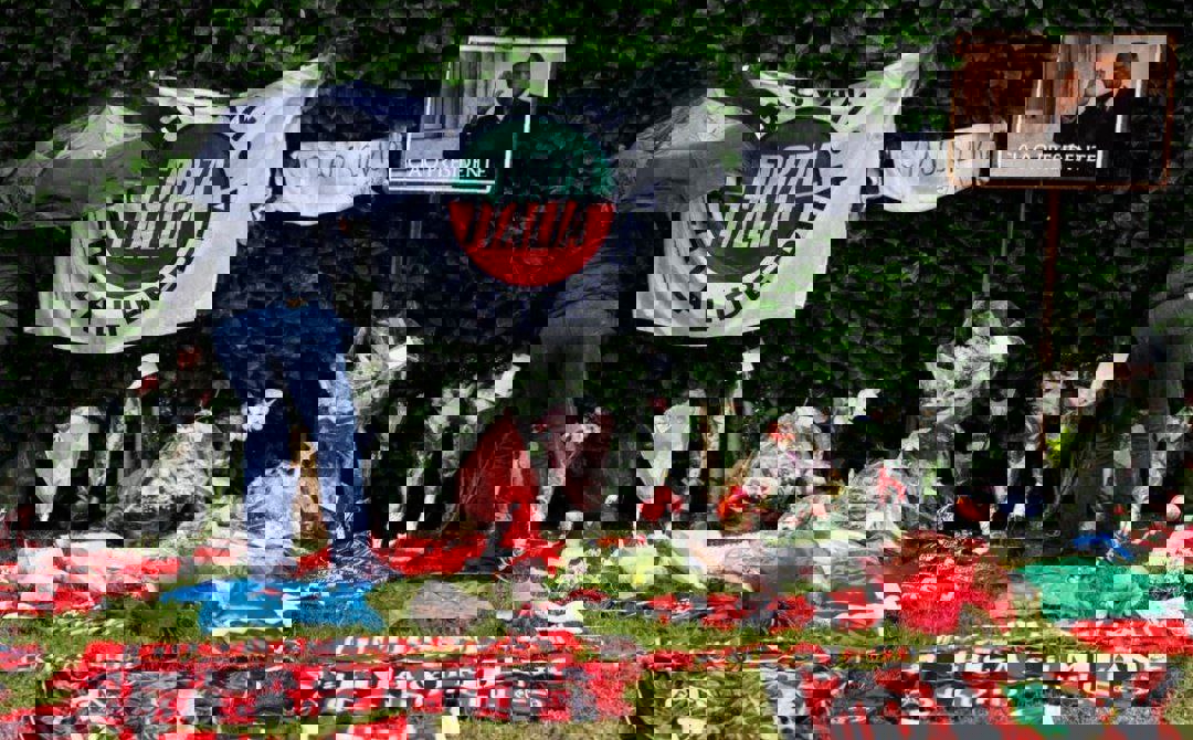 1886957