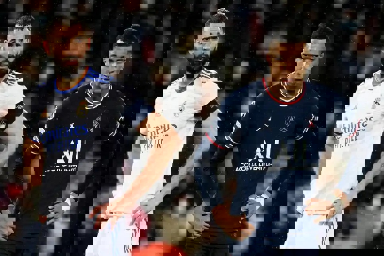 1886989