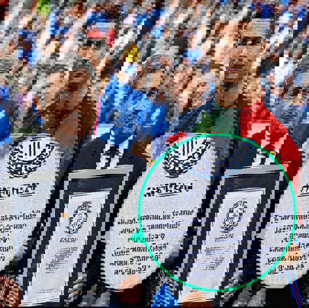 1889549