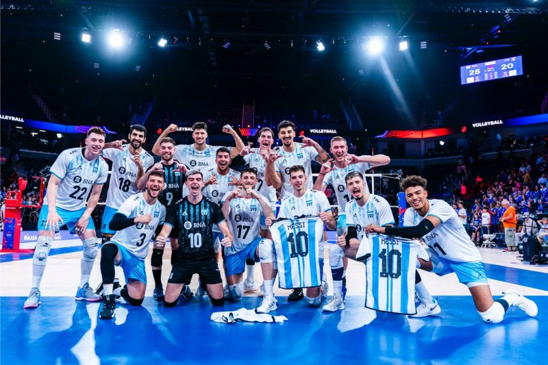 مسی در جشن‌ پیروزی تیم ملی والیبال آرژانتین!(عکس)
