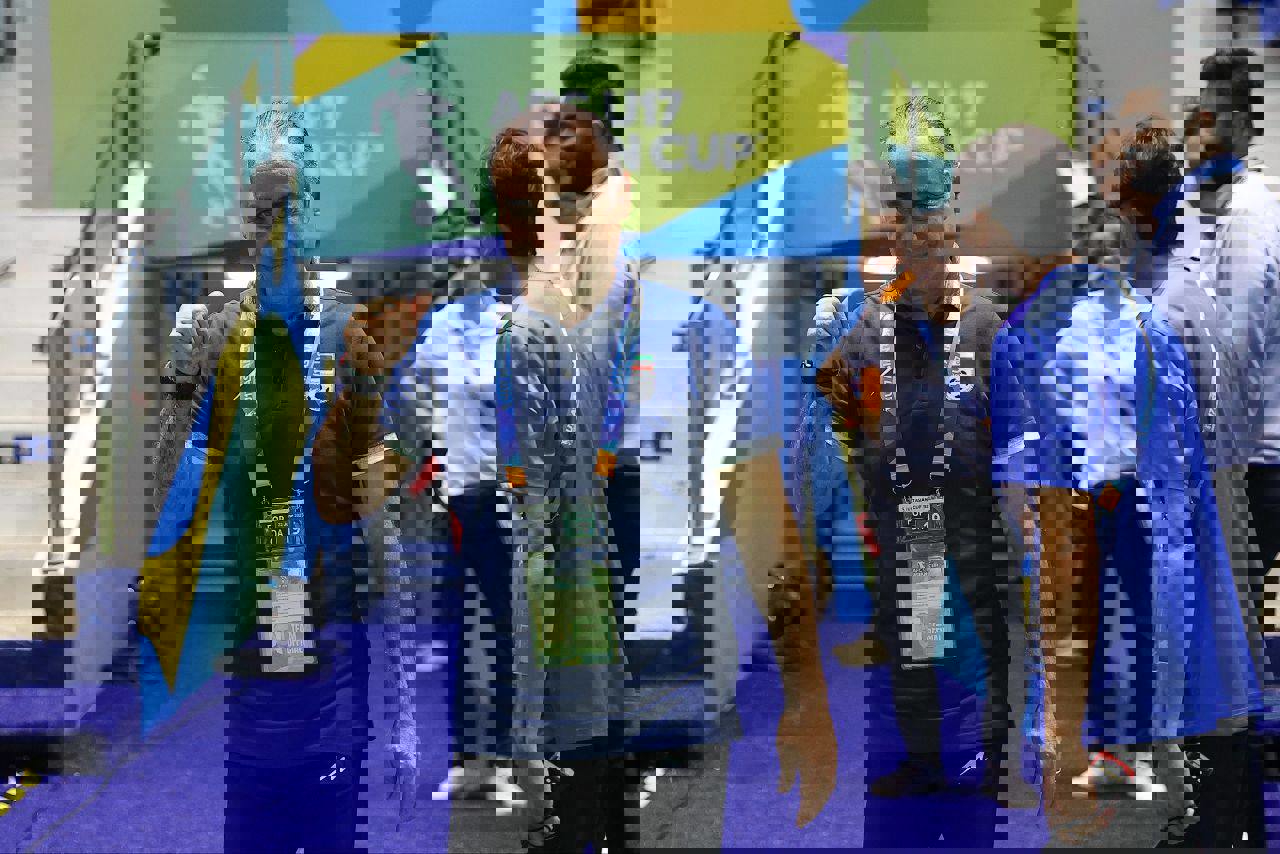 1890233