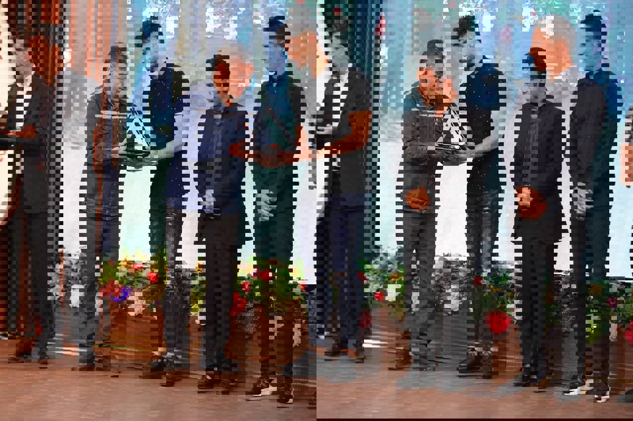 1890328