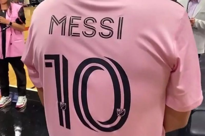 لئو مسی 10، پیراهن صورتی را جهانی می‌کند