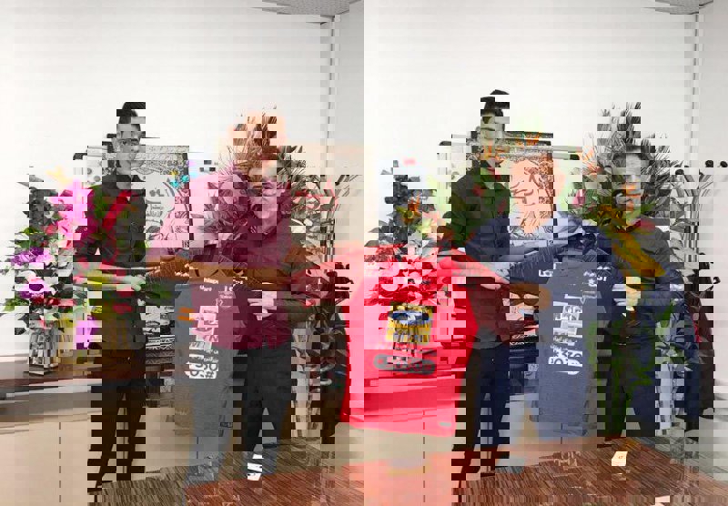 1891366