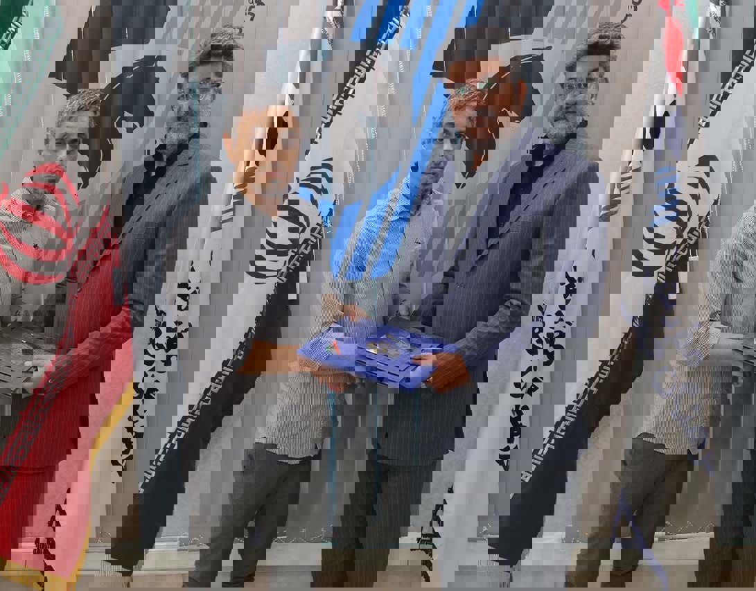 1891556