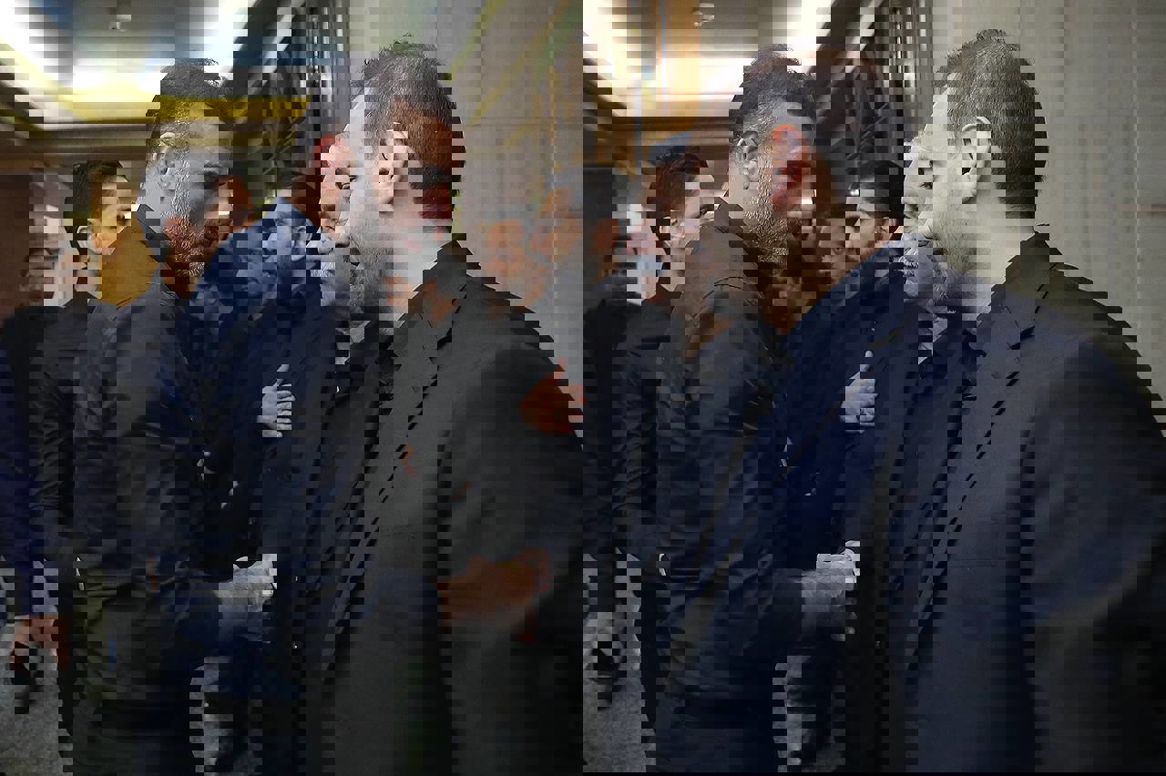 1893426