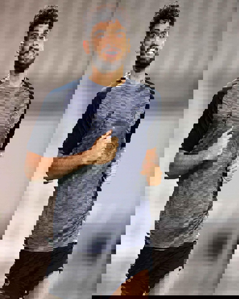 1893596