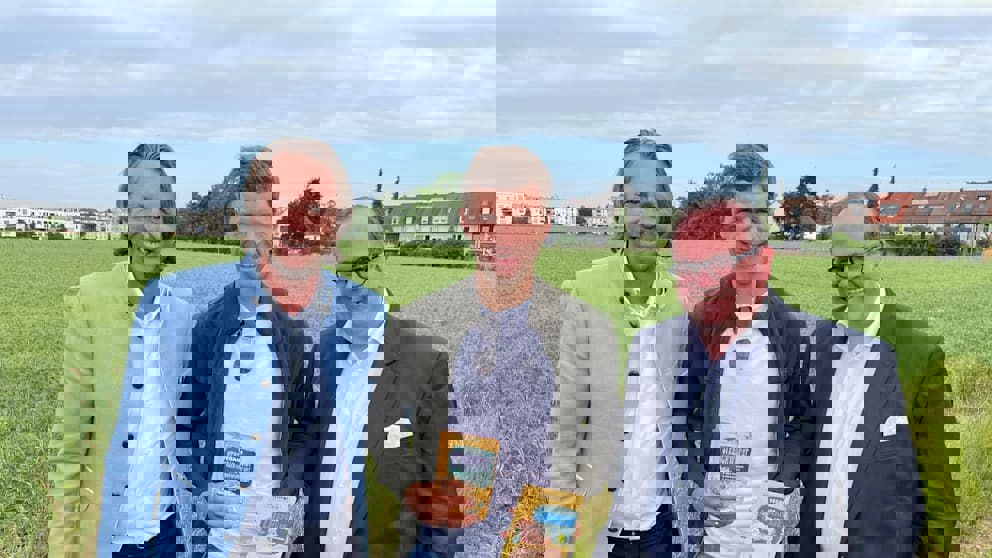 1894023