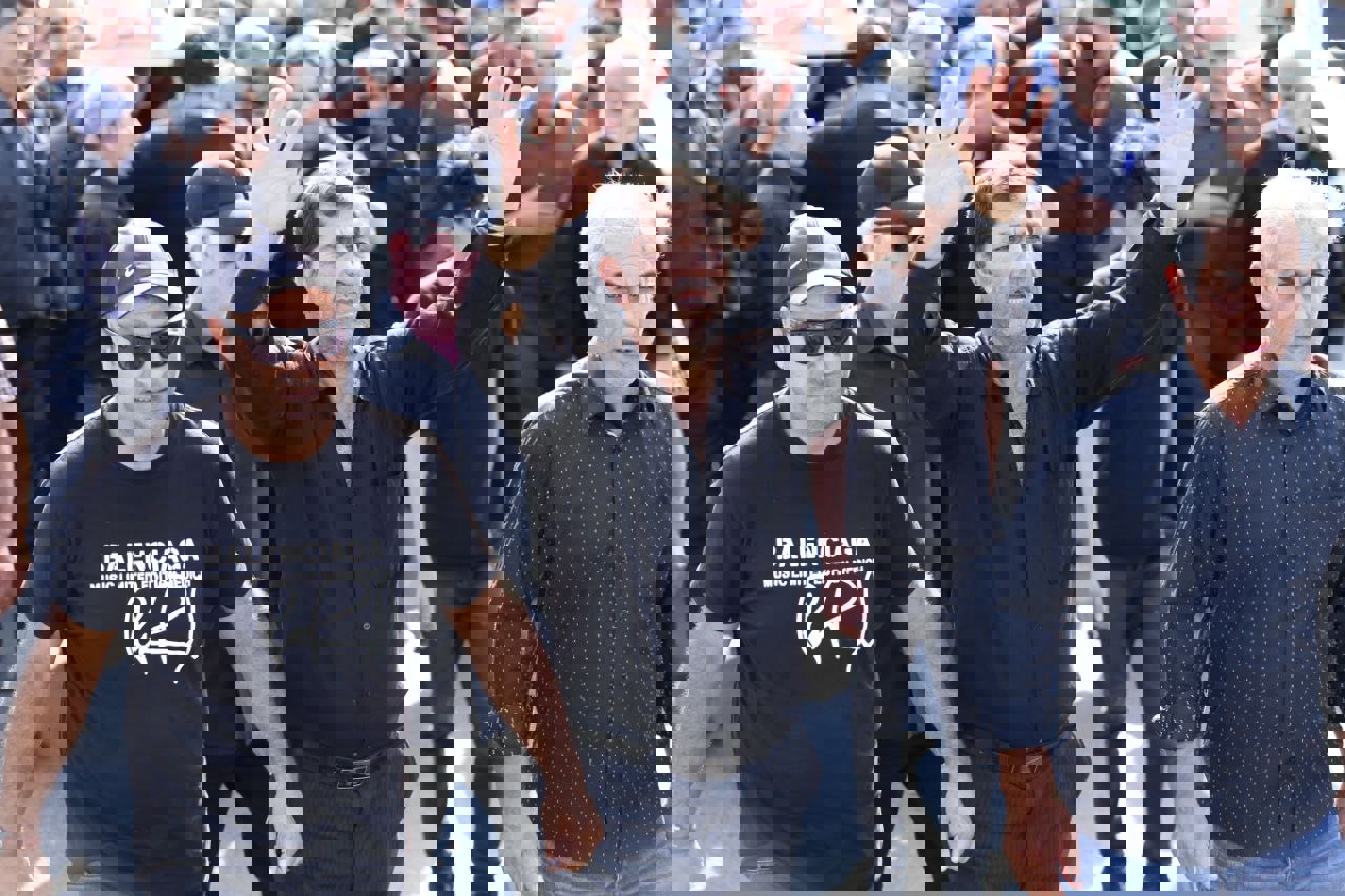 1894296