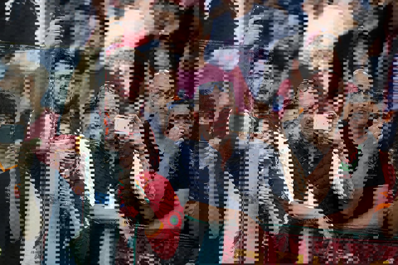 1894374