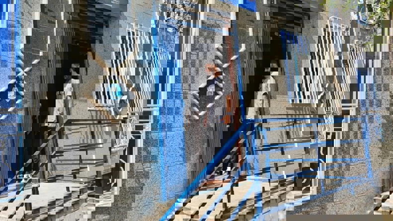 1894569