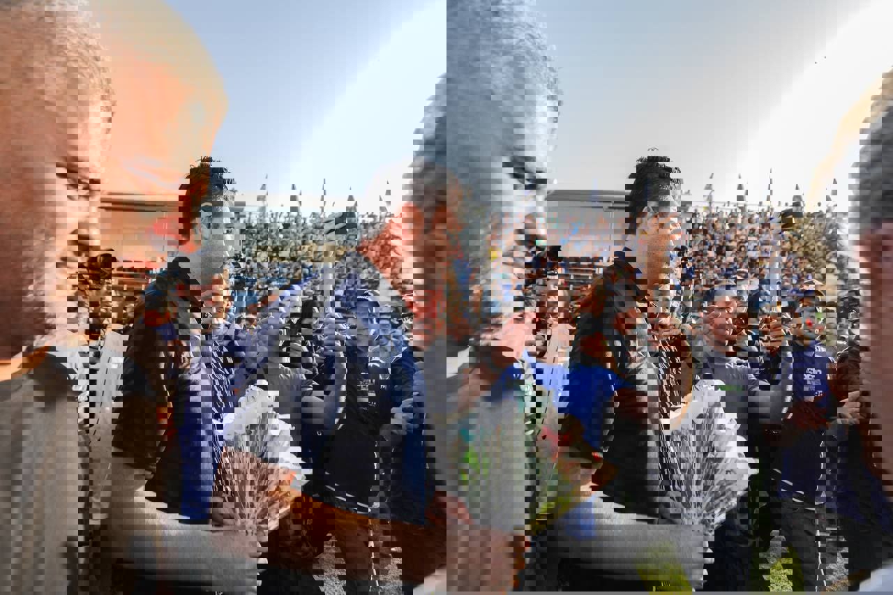1894718