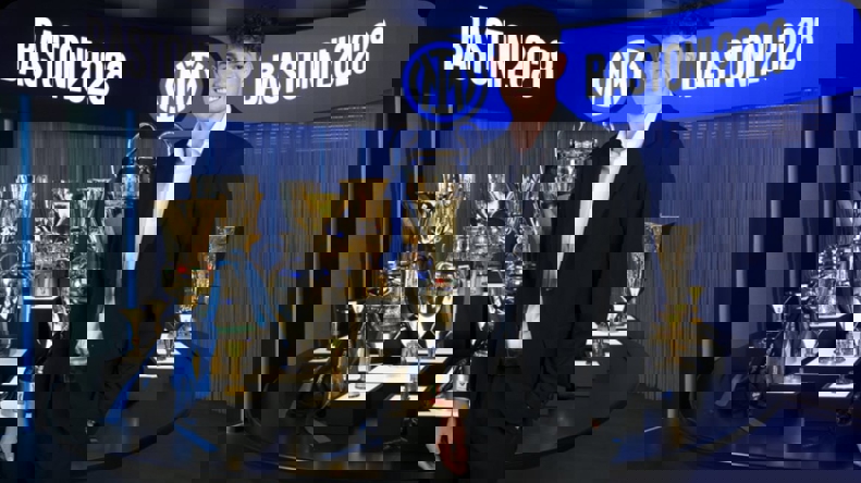 1894689