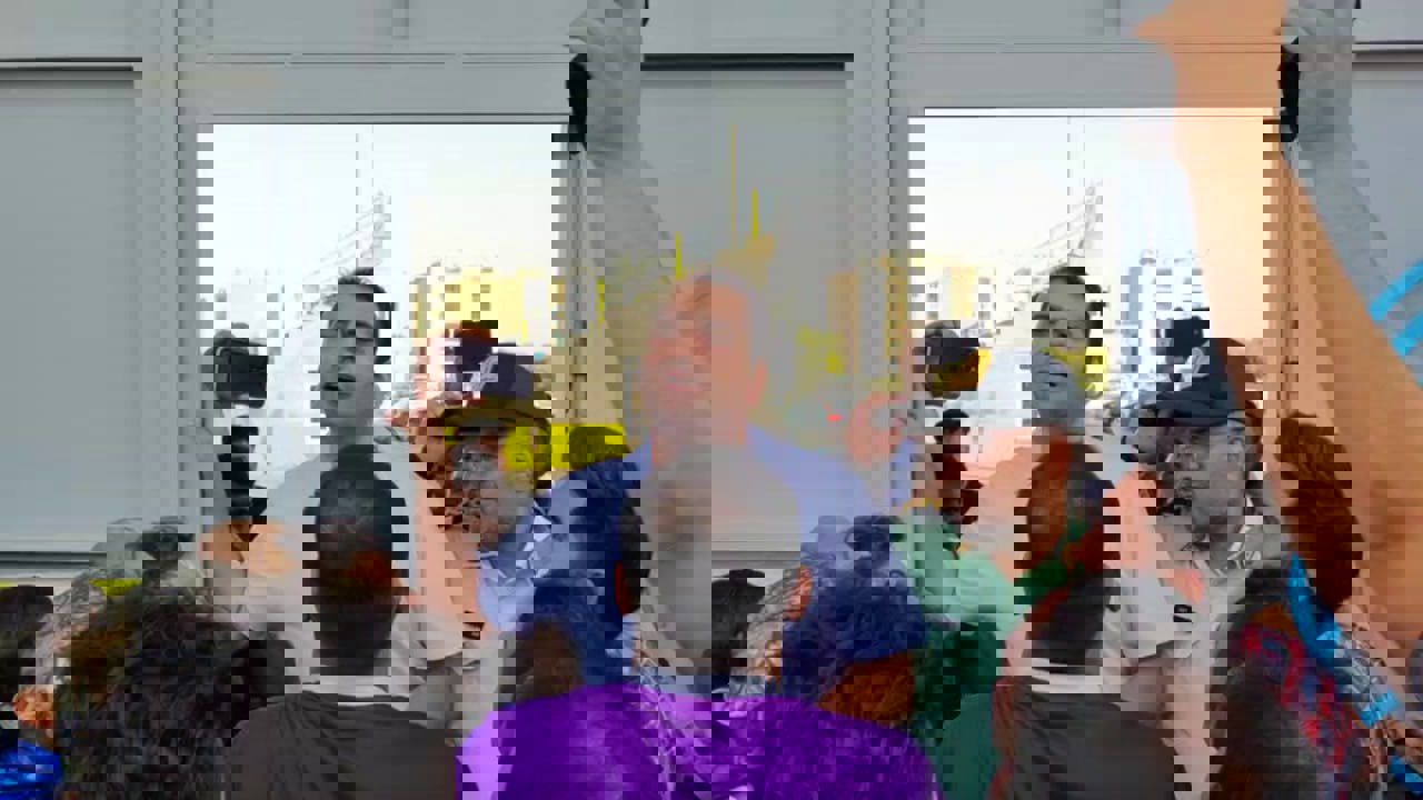 1895078