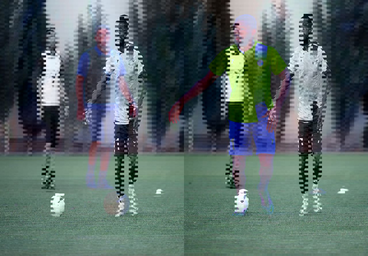 1895373