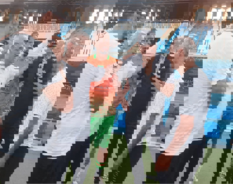 1895421