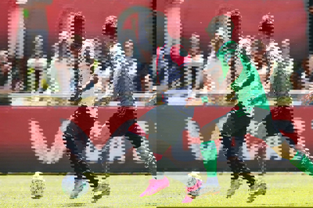 1895828