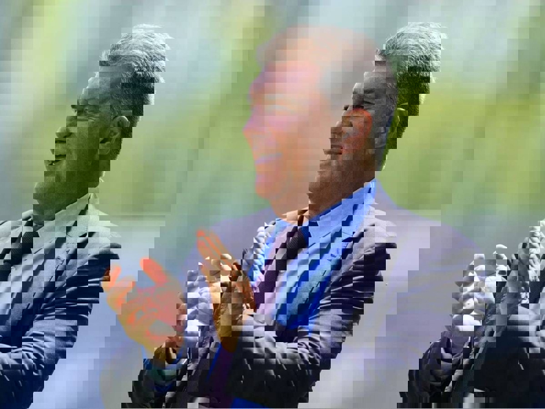 1895593