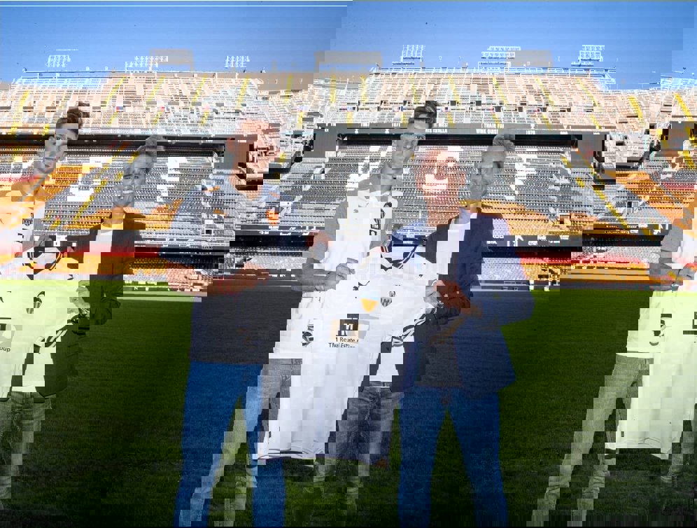 1895657