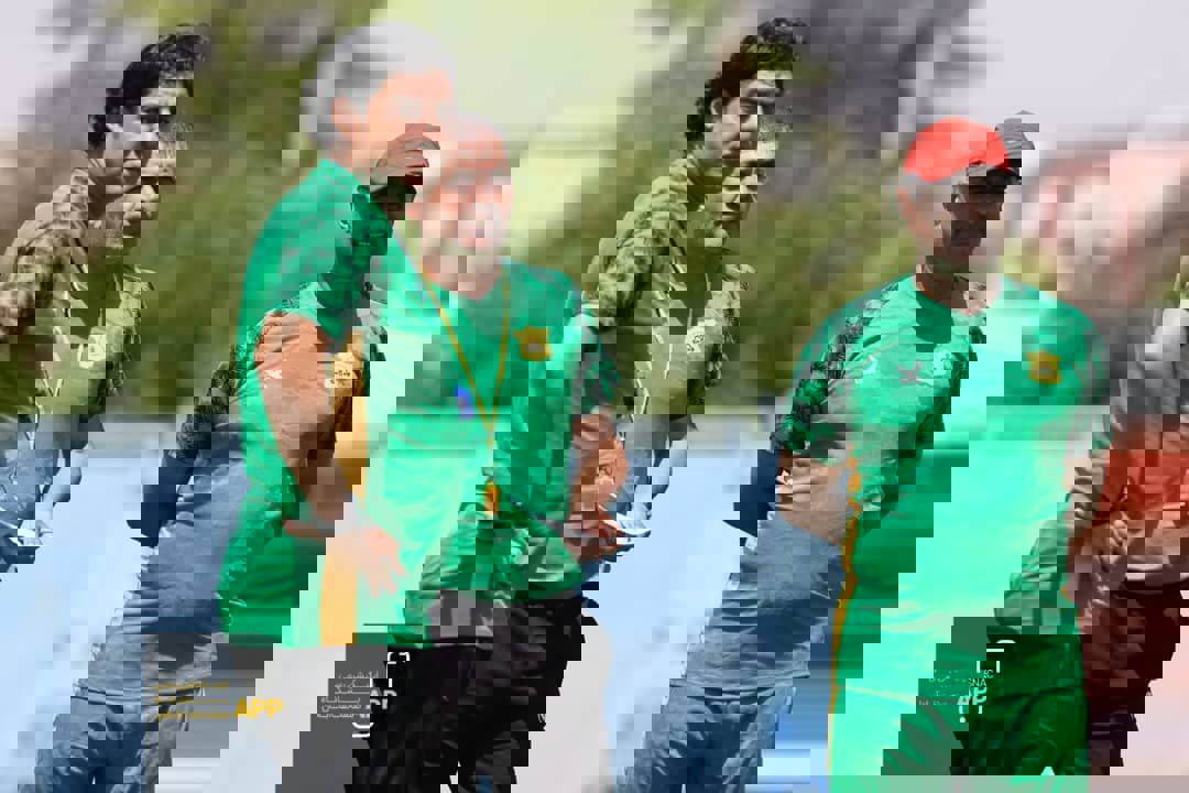 1895643