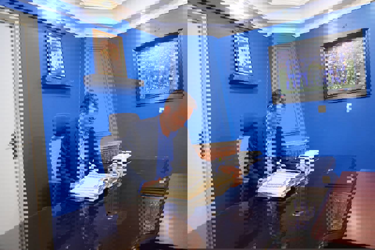 1895968