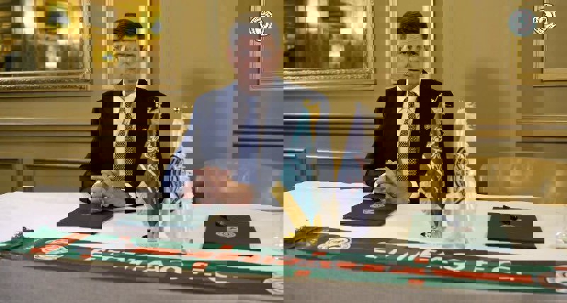 1896092