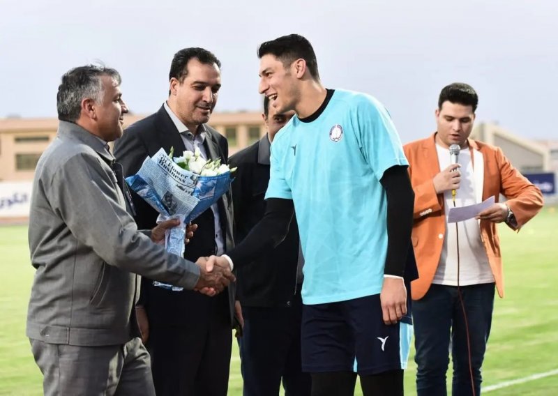 استقبال با گل از مربی یونانی در سیرجان (عکس) 