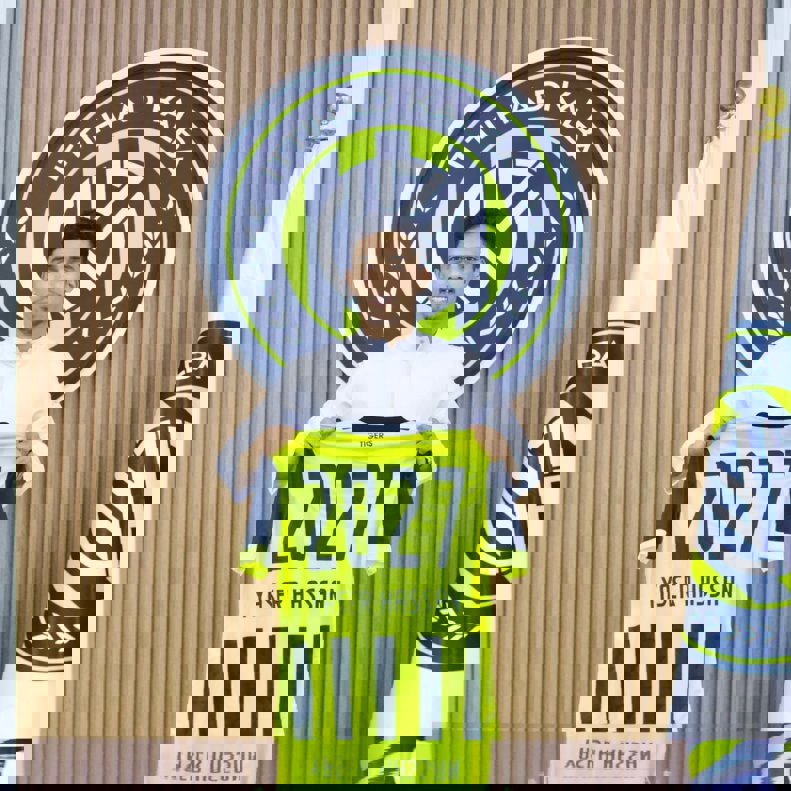 1896905