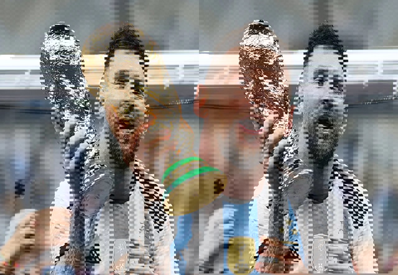 1897135