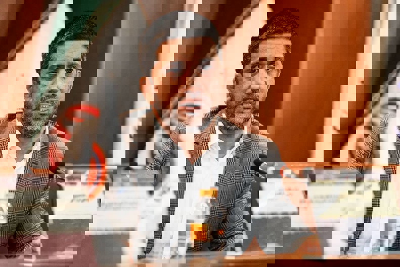1897528