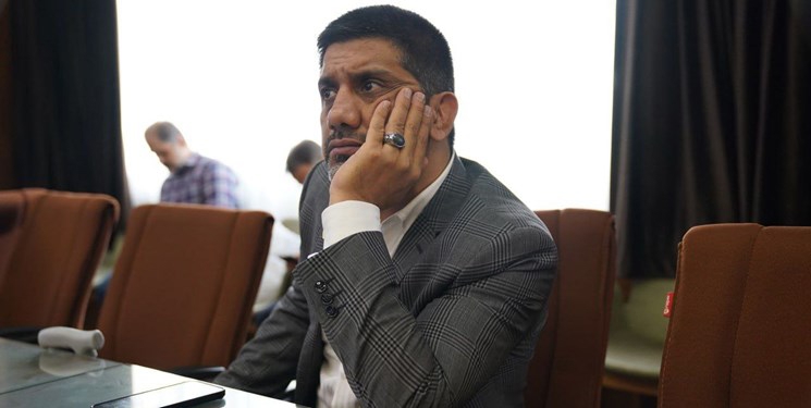 حرف یک نفر را گوش می‌دادم برنز هم نمی‌گرفتیم